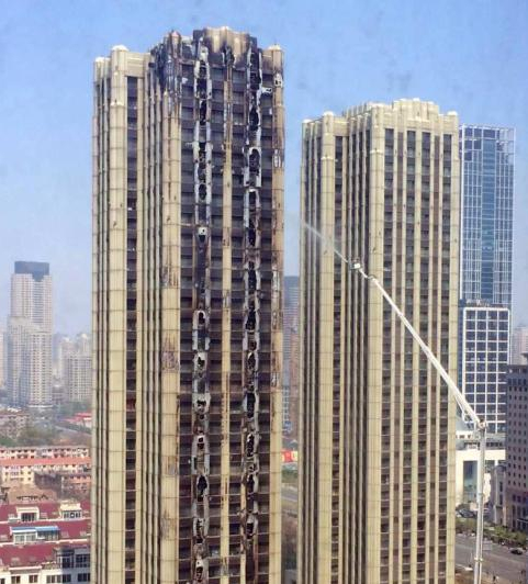 大連星海廣場一公寓樓大火 濃煙滾滾